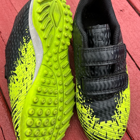 Boys indoor soccer cleats - Picture 2 of 4